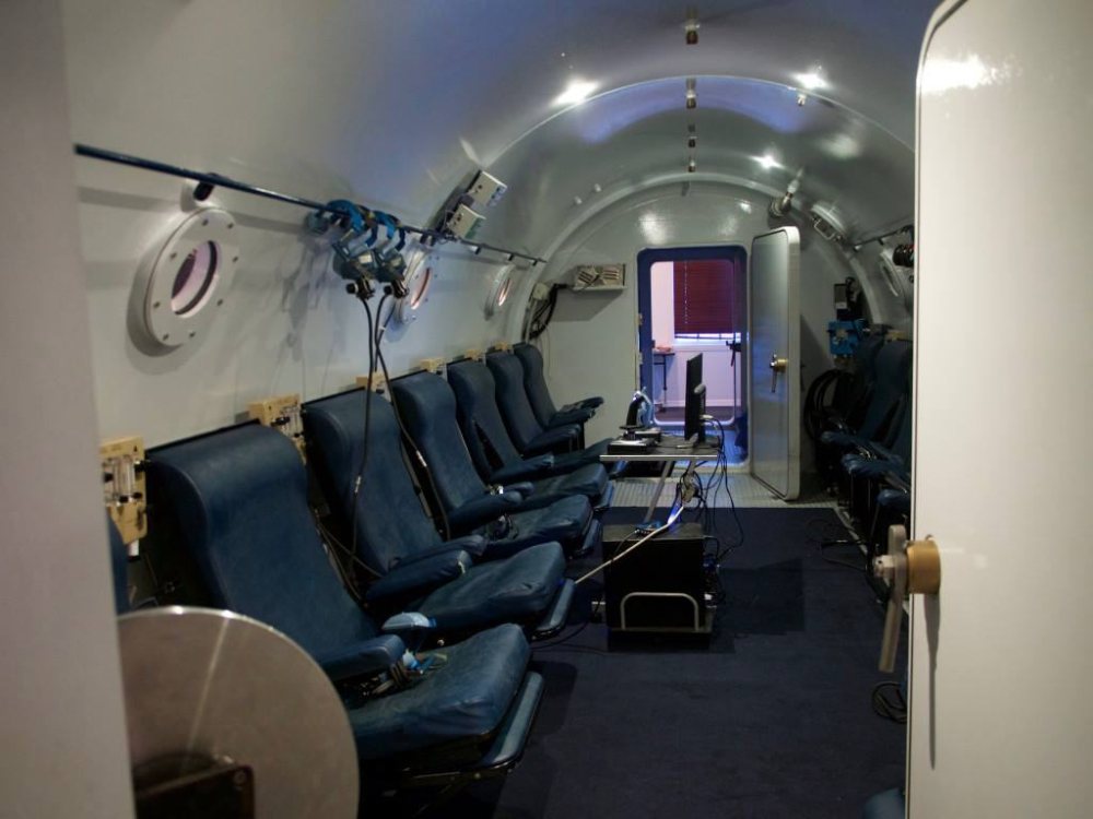 Chamber interior with seating